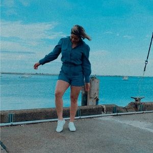 Comes with long sleeve shirt and also shorts. Also has matching belt.